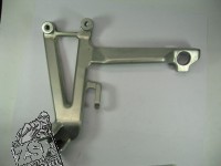 1 Halter komplett (linke Soziusfussraste)